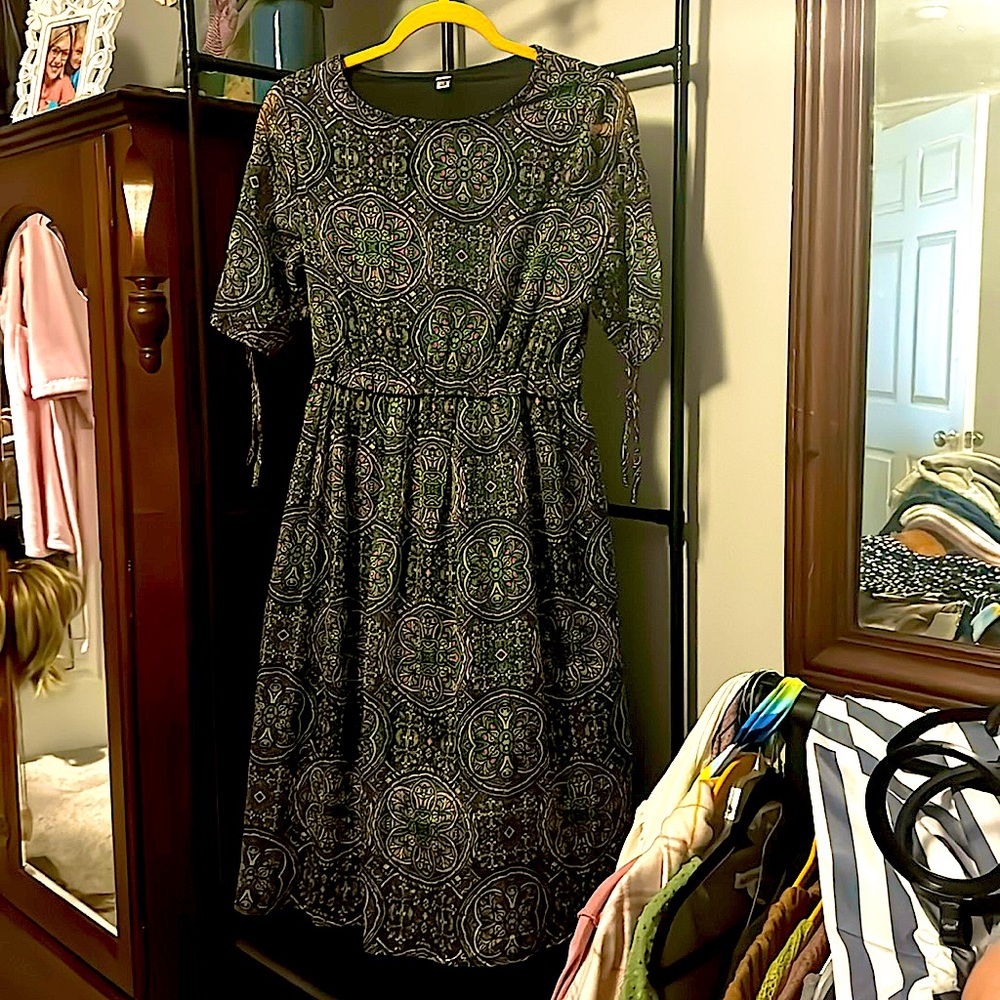 Dress with ties on stuns slight boatneck